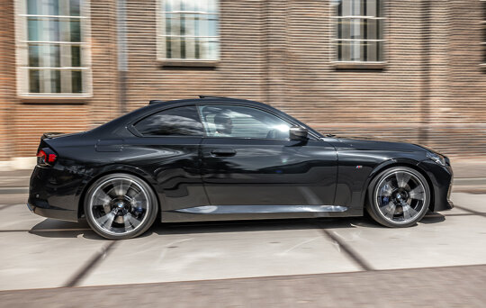 BMW_2_M40i_Coupé_Zwart_Exterieur_Rijdend_Zijkant_Mobiel_Keram