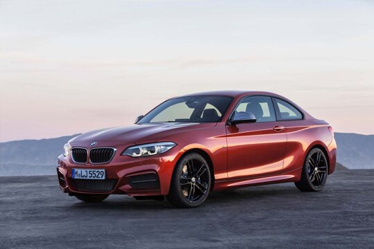 BMW-2-Serie-Coupé-Oranje-voorkant-zijkant