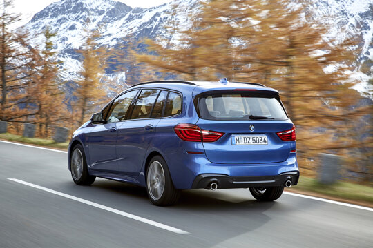 BMW-2-Serie-Gran-Tourer-Blauw-zijkant-achterkant-rijdend