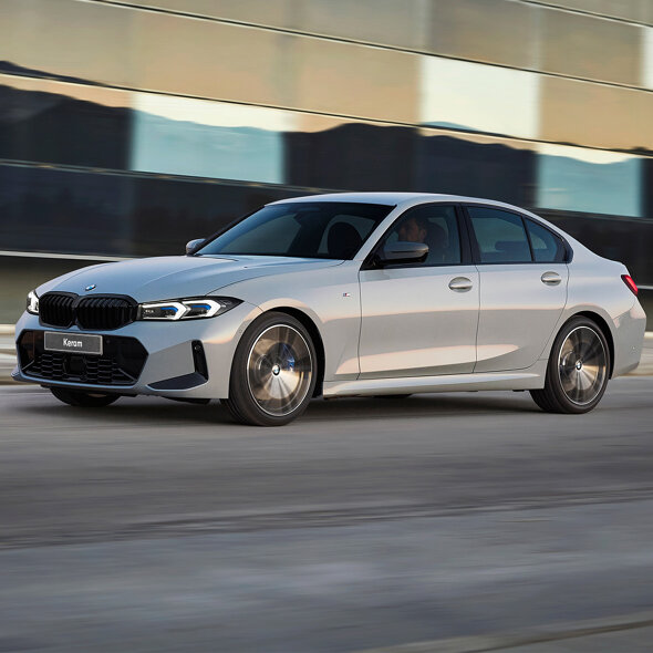 BMW-3-Serie-Sedan-Exterieur-Grijs-Voorkant-Zijkant-Keram-Header-Mobiel