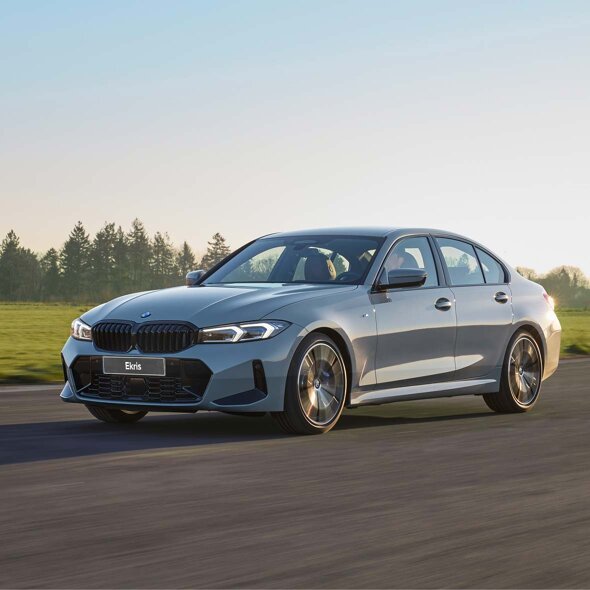 BMW-3-Serie-Sedan-grijs-rijdend-voorkant-zijkant-header-mobiel