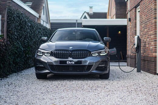 BMW-3-Serie-Sedan-hybride-grijs-voorkant-thuis-opladen-grindpad