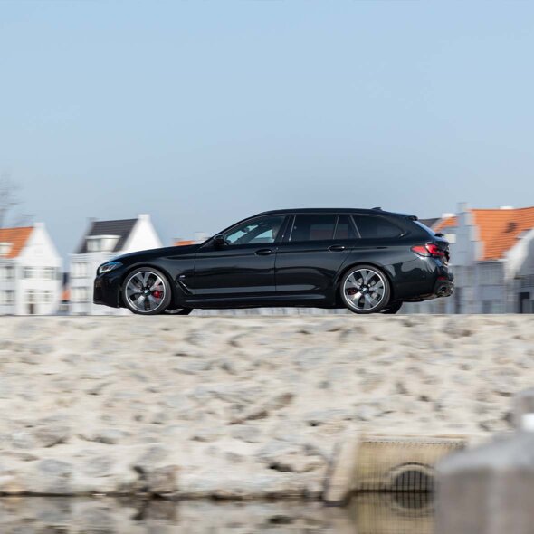 BMW-5-Serie-Touring-Rijdend-Woonwijk-Mobel