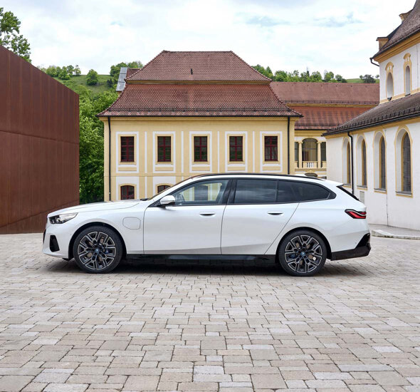 bmw-530e-touring-wit-zijkant-plein-header-mobile-ekris