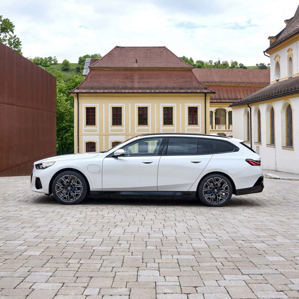 bmw-530e-touring-wit-zijkant-plein-header-mobile-ekris