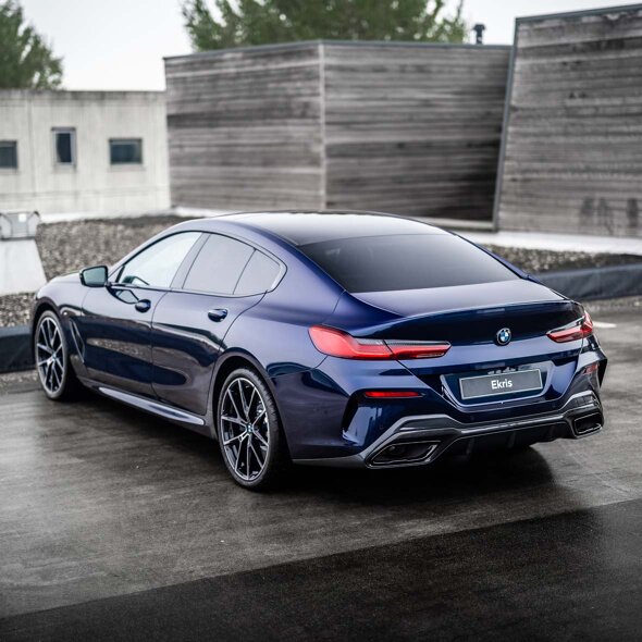 BMW-8-Serie-Gran-Coupé-blauw-achterkant-parkeerdek-mobiel