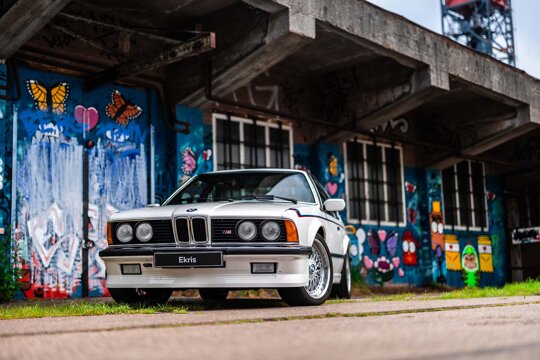 BMW-E24-M635csi-alpinweiss-voorkant-brug-graffiti