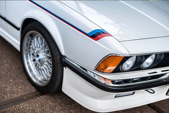 BMW-E24-M635csi-alpinweiss-voorkant-koplamp-M-Striping