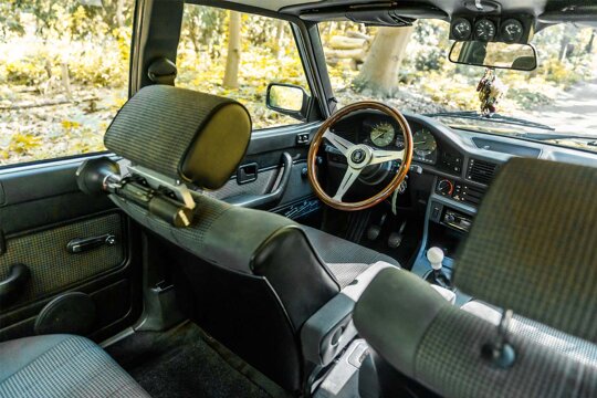 BMW-E28-Zwart-interieur-cockpit