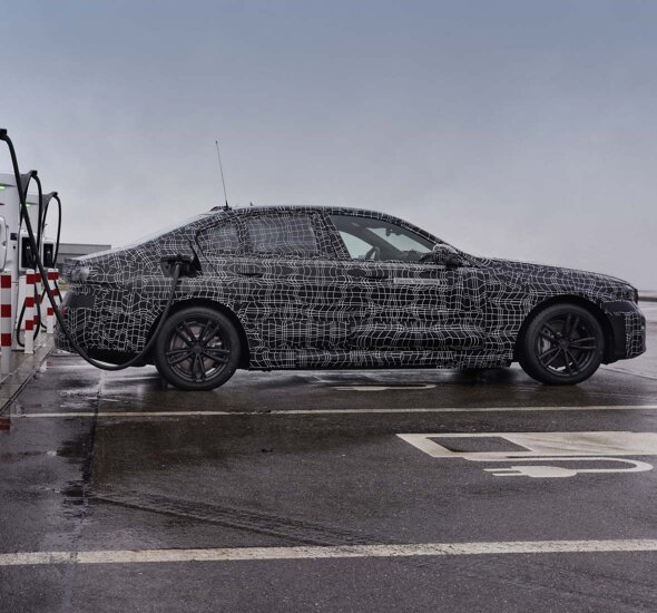 BMW-i5-Camouflage-Zijkant-Laadpaal-Header-Mobiel