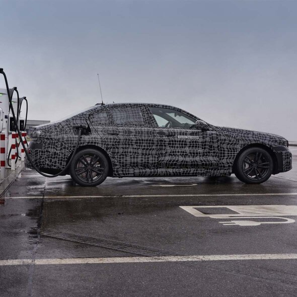 BMW-i5-Camouflage-Zijkant-Laadpaal-Header-Mobiel