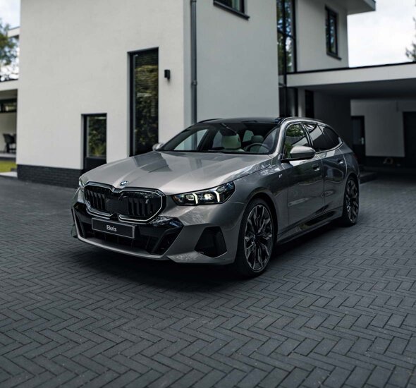 BMW-i5-Touring-Grijs-voorkant-oprit-huis-header-mobile-ekris-v2