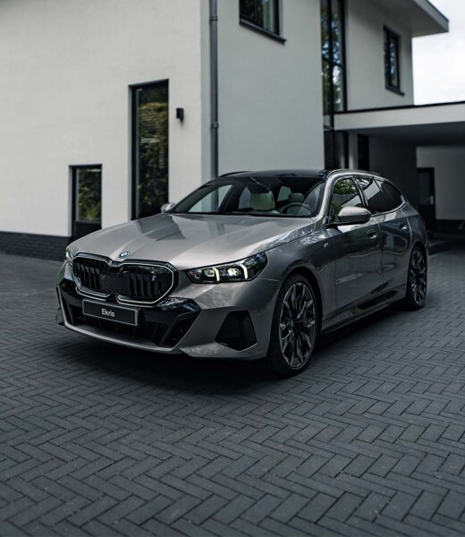 BMW-i5-Touring-Grijs-voorkant-oprit-huis-header-mobile-ekris-v2