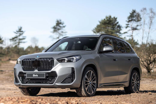 bmw-ix1-voorkant-zijkant-grijs-bos-header-mobiel