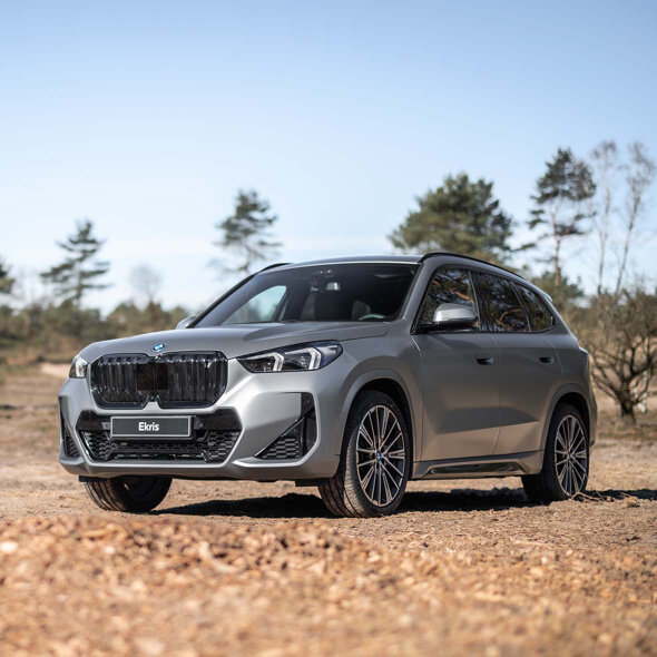 bmw-ix1-voorkant-zijkant-grijs-bos-header-mobiel