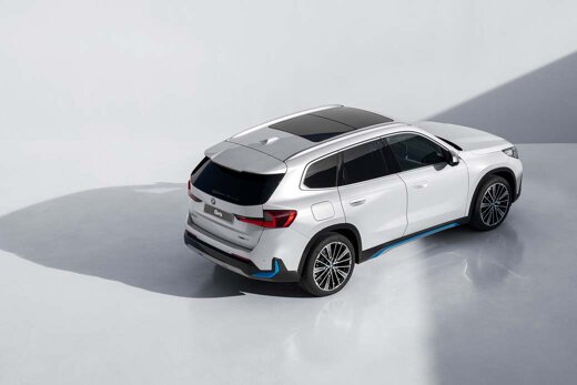 BMW-iX1-Wit-achterkant-bovenkant-zijkant