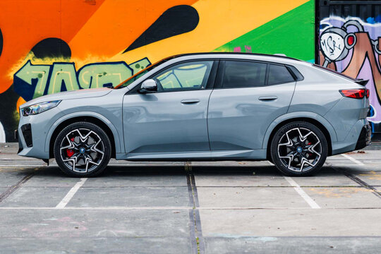 bmw-ix2-grijs-zijkant-graffiti-ekris