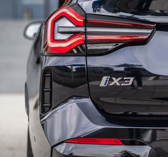 BMW-iX3-Achterkant-Typeaanduiding-Achterlicht-Header-Mobiel
