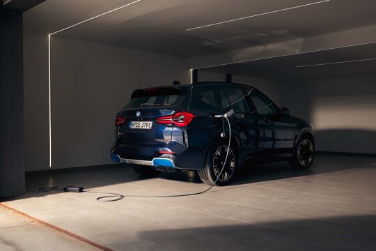 BMW-iX3-Blauw-Opladen-Garage-Achterkant