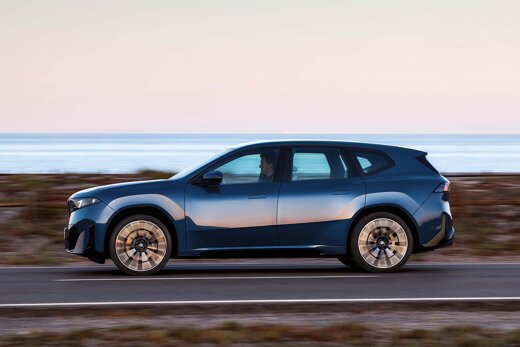 BMW_IX3_Blauw_rijdend_Zijkant_Header_Desktop_Ekris