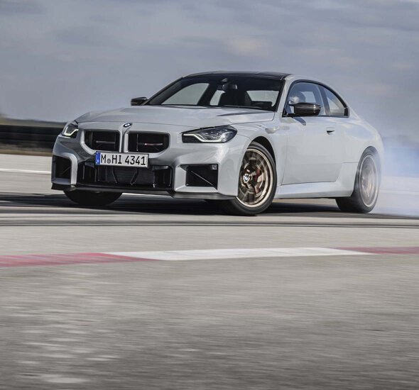 BMW_M2_CS_Grijs_Voorkant_Zijkant_Driftend_Circuit_Header_Mobile_Ekris