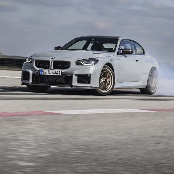 BMW_M2_CS_Grijs_Voorkant_Zijkant_Driftend_Circuit_Header_Mobile_Ekris