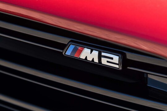 BMW-M2-Rood-Voorkant-M2-Logo-Grille