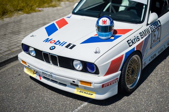 BMW-M3-E30-Classic-Racer-Fred-Krab-motorkap-close-up-racehelm