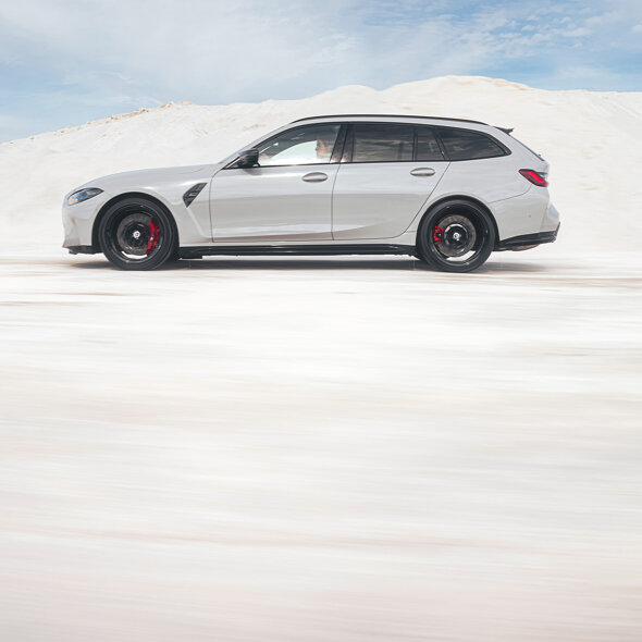 BMW_M3_Touring_Mat_Grijs_Exterieur_Zijkant_Rijdend_Ekris_Header_Mobiel