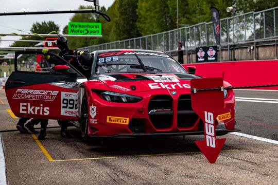 BMW_M4_GT3_Evo_Ekris_Voorkant_Pitlane