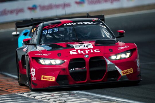 BMW_M4_GT3_Evo-Rood_Voorkant_Kerbstone_Zandvoort