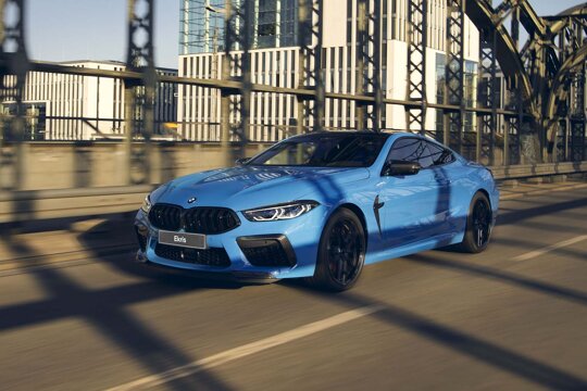 BMW-M8-Coupé-blauw-voorkant-rijdend-brug