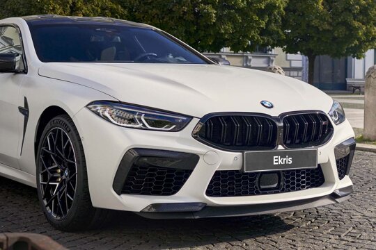 BMW-M8-Gran-Coupé-wit-voorkant-nierengrille
