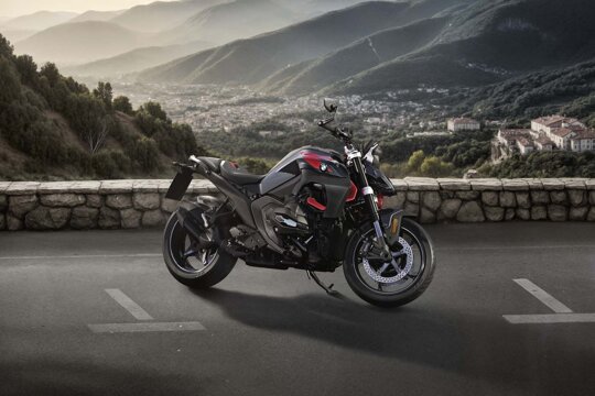 BMW_R_1300_R_Zwart_Zijkant_Berg_Ekris