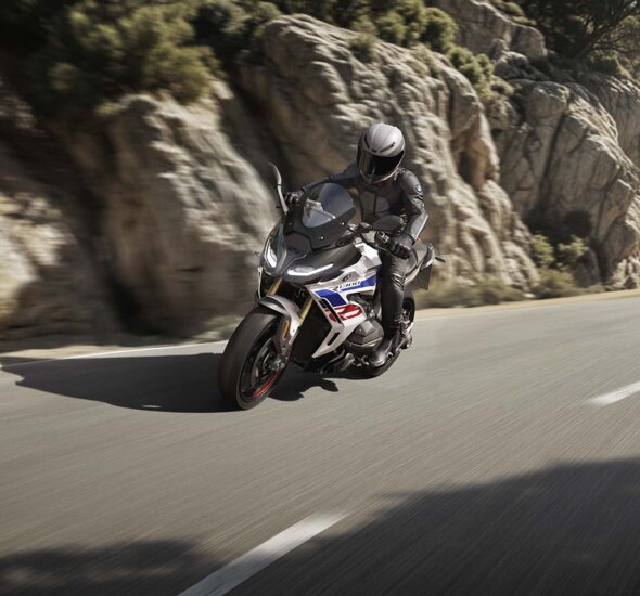 BMW_R_1300_RS_Wit_Voorkant_Rijdend_Header-Mobile_Ekris