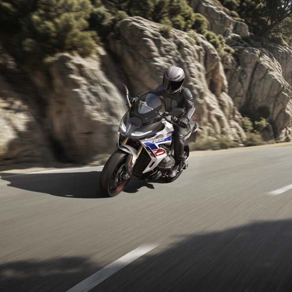 BMW_R_1300_RS_Wit_Voorkant_Rijdend_Header-Mobile_Ekris