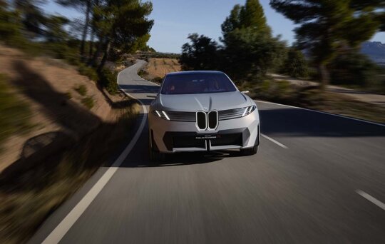 BMW-Vision-Neue-Klasse-X-Grijs-Voorkant-Rijdend-Teaser-Video-Mobile