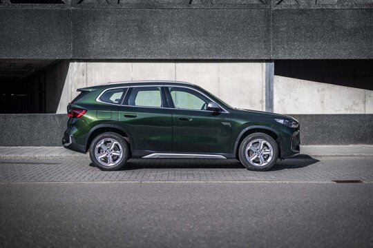 BMW_X1_Groen_Zijkant_Ekris