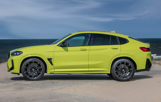 BMW_X4M_Zijkant_Geel_1320x838