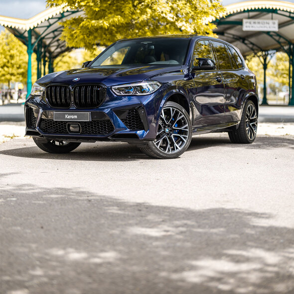 BMW_X5_M_Blauw_Voorkant_1180x1180