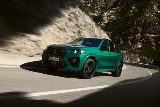 BMW-X5-M-Groen-Voorkant-Bergweg