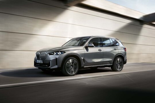 BMW-X5-Zilvergrijs-rijdend-zijkant-tunnel