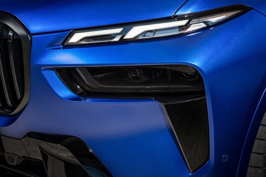 BMW-X7-Blauw-Voorkant-Koplamp-Close-Up
