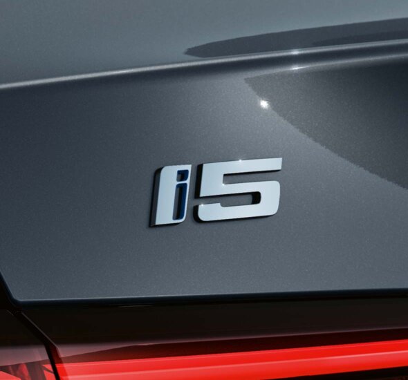 Ekris-BMW-i5-Typeaanduiding-Achterlicht-Header-Mobile