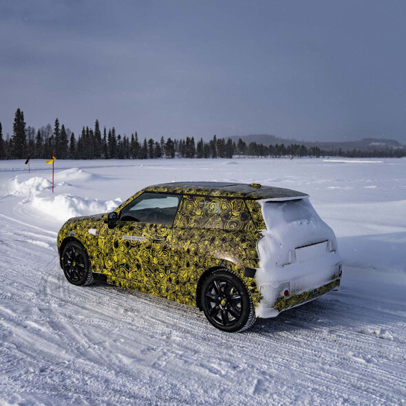 mini-3-deurs-camouflage-zijkant-sneeuw-bevroren-meer-mobiel-keram