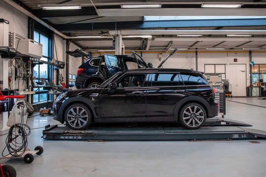 mini-clubman-zijkant-brug-werkplaats-keram