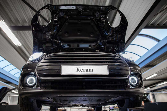 mini-clubman-zwart-voorkant-op-de-brug-motorkap-open-Keram