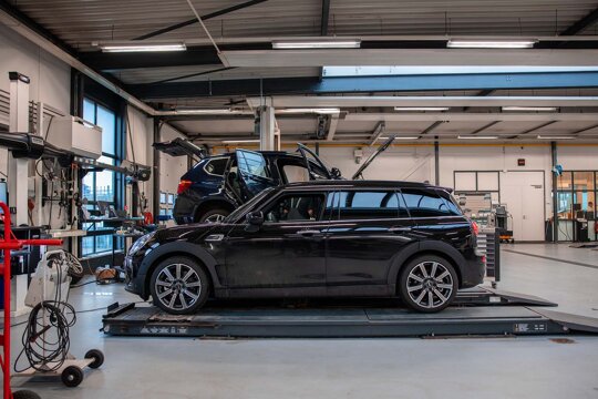 MINI-Clubman-Zwart-zijkant-brug-werkplaats