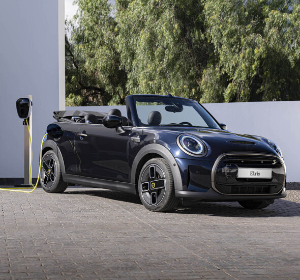 MINI-Electric-Cabrio-Oprit-laadpaal-header-mobiel