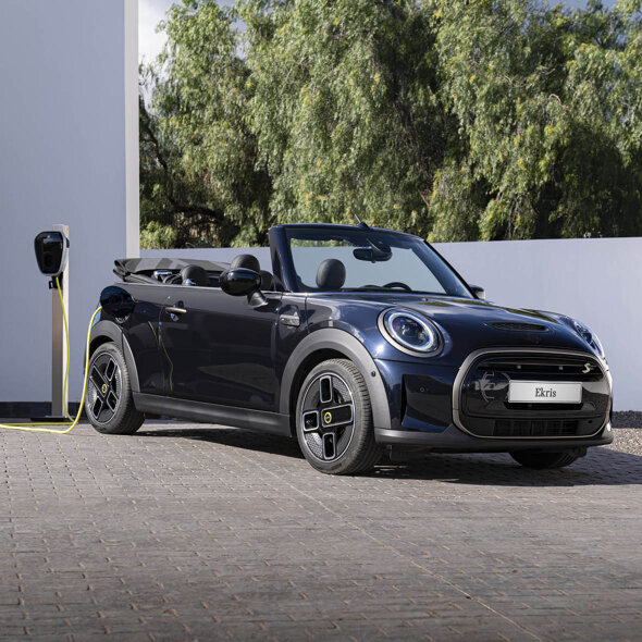 MINI-Electric-Cabrio-Oprit-laadpaal-header-mobiel